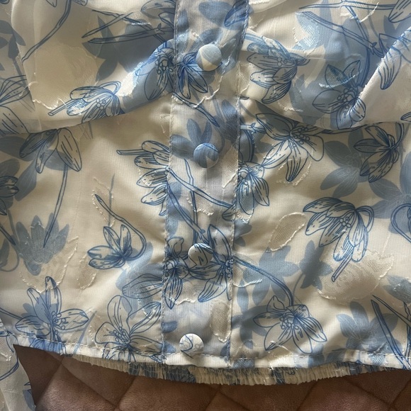NWOT light blue white floral smocked top - Picture 3 of 8